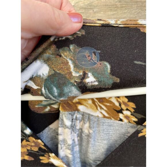 AJ Andrea Jovine size L faux tie front blouse. Semi sheer floral blouse - Picture 4 of 6